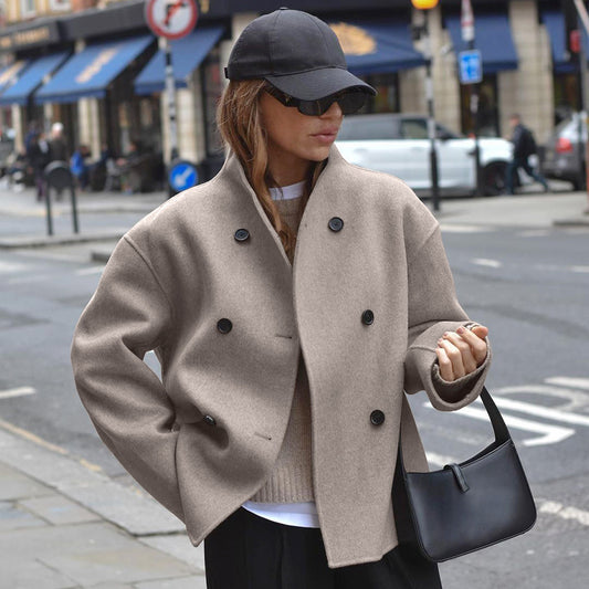 Manon, le manteau en laine au charme rétro et à l'élégance vintage.